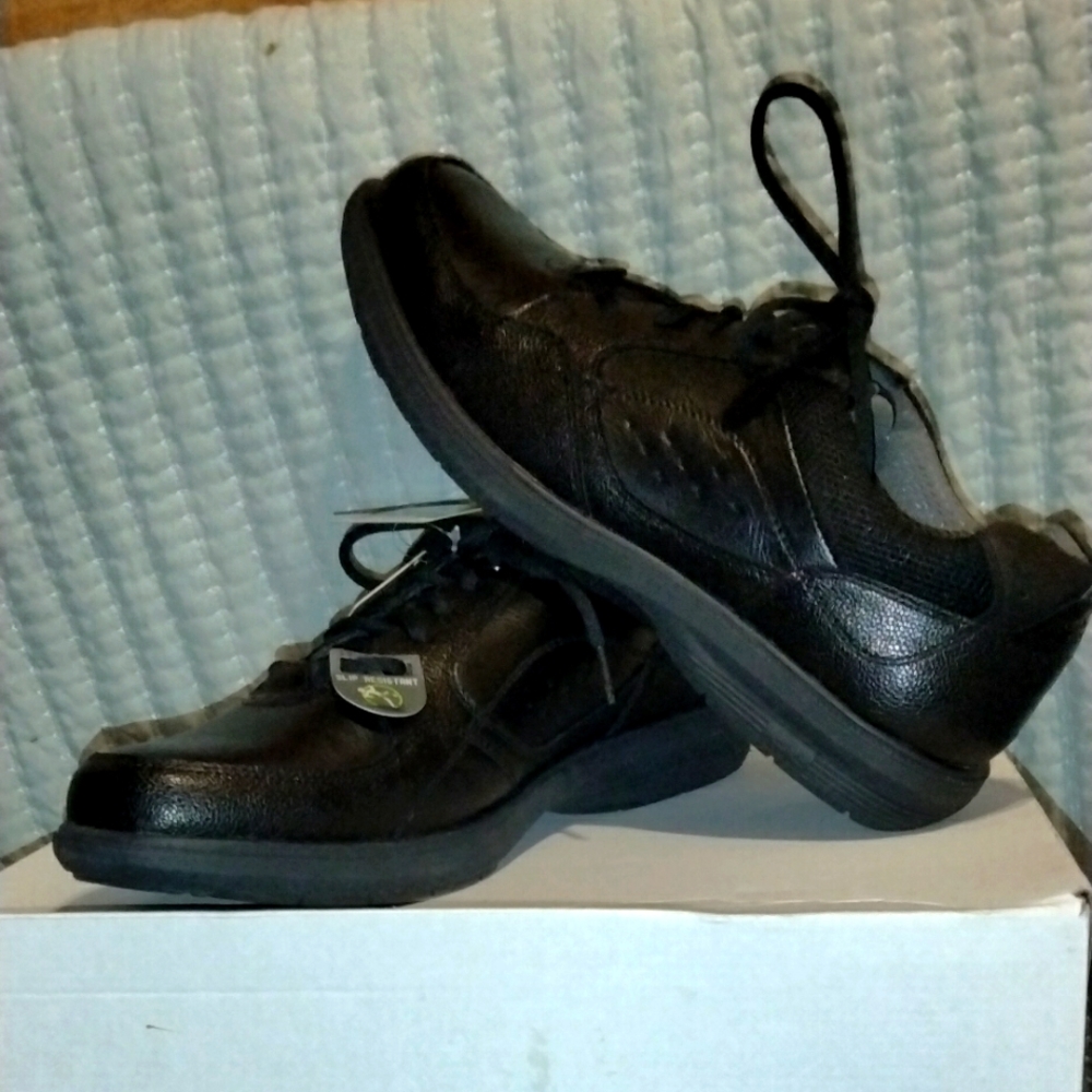 🖤BLACK SLIP RESISTANT SNEAKERS🖤